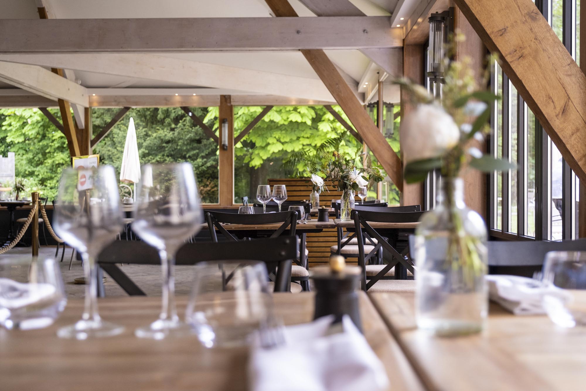 Service de table pour fête de famille, restaurant d'hôtel